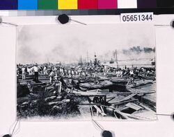 関東大震災写真 芝浦に食料品を陸上げする海軍 / Photograph of the Great Kantō Earthquake: Navy Offloading Food Supplies at Shibaura image