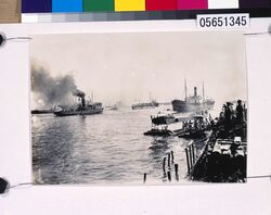 関東大震災写真 救護品を載せ芝浦に入港する海軍艦船 / Photograph of the Great Kantō Earthquake: Navy Ship Carrying Relief Supplies Arriving at Shibaura image