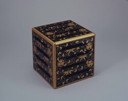 黒塗若竹唐草葵紋散蒔絵行火 / Black-lacquered, Wakatake Karakusa Warmer with Aoimon Crest image