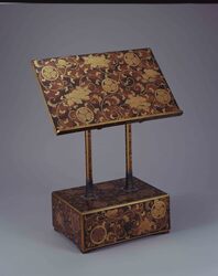 村梨子地牡丹唐草葵紋散蒔絵見台 / Nashiji-lacquered, Botan Karakusa Bookrest with Aoimon Crest image