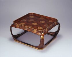 村梨子地葵紋散懸盤 / Nashiji-lacquered Table with Aoimon Crest image