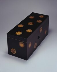 黒塗葵牡丹紋散蒔絵箱 / Black-lacquered, Botan Karakusa Box with Aoibotanmon Crest image