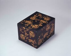 黒塗牡丹唐草葵紋散蒔絵箱 / Black-lacquered, Botan Karakusa Box with Aoimon Crest image