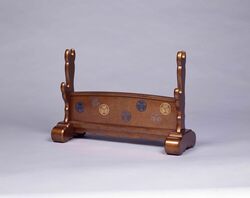 梨子地葵紋散蒔絵刀掛 / Nashiji-lacquered Sword Rack with Aoimon Crest image