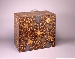 梨子地唐菊唐草葵紋散蒔絵薬箪笥 / Nashiji-lacquered Drug Drawers with Karakiku Karakusa Aoimon Crest image