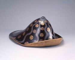 黒塗銀立涌葵紋散蒔絵陣笠（徳川慶喜所用） / Black-lacquered Warrior’s Hat with Tatewaku Aoimon (owned by Tokugawa Yoshinobu) image