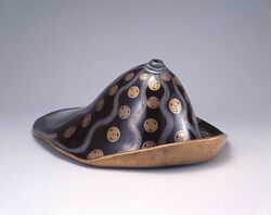 黒塗銀立涌葵紋散蒔絵陣笠(徳川慶喜所用) / Black-lacquered Warrior’s Hat with Tatewaku Aoimon (owned by Tokugawa Yoshinobu) image