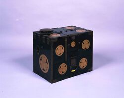 蝋色塗葵紋散蒔絵茶弁当箱 / Ro-lacquered Lunch box with Aoimon Crest image