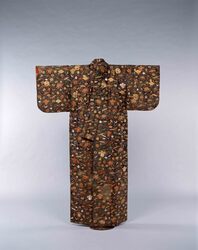 黒紅練緯地宝尽模様腰巻 / Reddish Black Nerinuki Fabric, Koshimaki Kimono designed with Treasure Items image