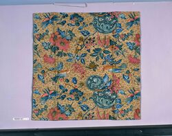 綿天鵞絨地掛袱紗(丸に違い鷹の羽紋) / Cotton Velvet Kakefukusa Cloth (with the Emblem of “Maru Ni Chigaitakanohane” (Crossing Falcon’s Plumes inside a Circle)) image
