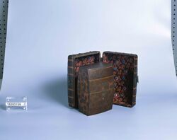 金唐革弁当籠（弁当箱付） / Lunch Basket Made of Gilded Ornamental Leather (with Lunchbox) image