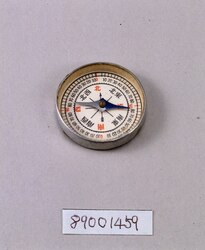 方位磁石 / Compass image