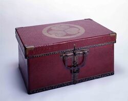 葵紋付挾箱 / Lacquered Box with Hollyhock Crest image