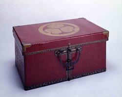 葵紋付挾箱 / Lacquered Box with Hollyhock Crest image