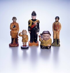 素焼兵隊人形 男児(陸軍鉄兜に戦闘服) / Unglazed Soldier Doll, Boy (Army Steel Helmet and Combat Uniform) image