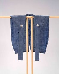 江戸小紋地着物他一括資料 裃(肩衣)縹色麻地鮫文左三巴紋付 / Collection of Edo Komon Kimono and Other Materials, Kamishimo (Kataginu) with Sharkskin Pattern and Hidari Mitsudomoe Crest on Light Indigo Linen image