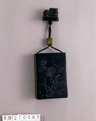 菊彫一つ提げたばこ入れ / Tobacco Caddy Carved with Chrysanthemums image
