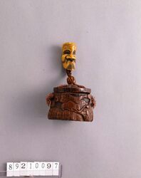 松下人物彫とんこつ一つ提げたばこ入れ / Tobacco Caddy with Carving of Figure Beneath a Pine Tree image