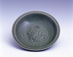 青磁龍文大盤 / Celadon Platter with Dragon image