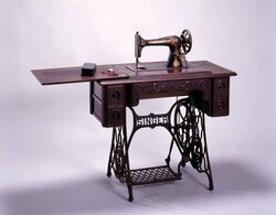 足踏式ミシン / Foot-Operated Sewing Machine image