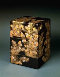 撫子蒔絵螺鈿重箱 / Tiered Food Box with Fringed Pinks in Makie and Inlaid Mother of Pearl image