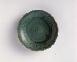 青磁稜花皿 / Celadon Dish in Ryōka Flower Shape image