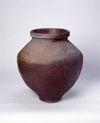 焼締陶器甕 / High-fired Unglazed Ceramic Pot image