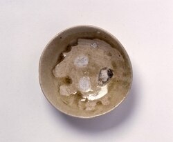 灰釉皿 / Dish Glazed with Kaiyū (Ash Glaze) image