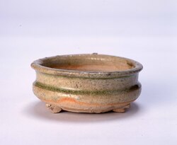 灰釉香炉 / Incense Burner Glazed with Kaiyū (Ash Glaze) image