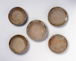 灰釉小皿 / Small Dish Grazed with Kaiyū (Ash Graze) image