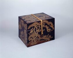 松橘梅竹雀蒔絵箱 / Box with Pine, Tachibana Orange, Plum, Bamboo, and Sparrow Motifs in Makie image