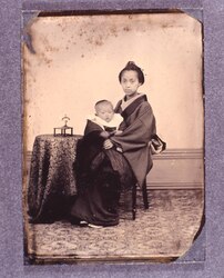 赤ん坊を抱く女性 / Woman Holding a Baby image