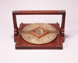 平盤測量器(磁石盤) / Flatbed Surveying Instrument (Magnetic Board) image