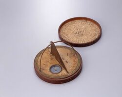 携帯用日時計 / Portable Sundial image
