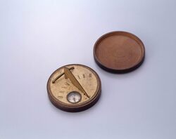 携帯用日時計 / Portable Sundial image