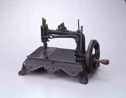 手動式ミシン / Manual Sewing Machine image