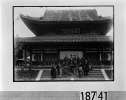 宇治 大権寶殿前記念写真 / Commemorative Photograph in Front of the Daigon Hoden Hall, Uji image