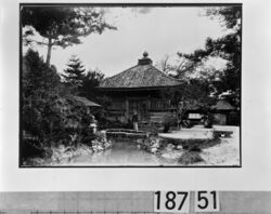 仏堂前に立つ男性 / Man Standing in Front of Buddha Hall image