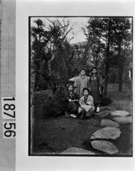 大雲院庭園の女性4人 / Four Women in the Garden of the Daiun’in Temple image
