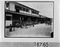 平安徳義会孤児院教室前の作業 / Work Underway in Front of the Classrooms at the Heian Tokugikai Orphanage image