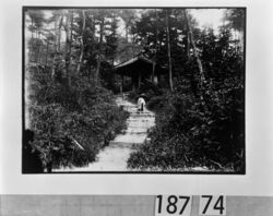 仏堂前の道を下る僧 / Priest Descending the Path in Front of the Buddha Hall image