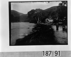 川沿いの道の子供2人 / Two Children on a Riverside Road image