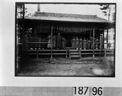 恩賜記念堂内の下院生たち / Students in the Onshi Commemorative HallStudents in the Onshi Commemorative Hall image