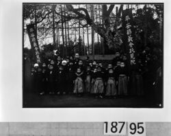 平安徳義会孤児院新築記念写真 / Photograph Commemorating the Newly Built Heian Tokugikai Orphanage image