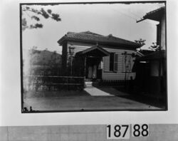 平安徳義会孤児院病舎内の制服の女性2人と子供2人 / Two Women in Uniform and Two Children in the Infirmary of the Heian Tokugikai Orphanage image