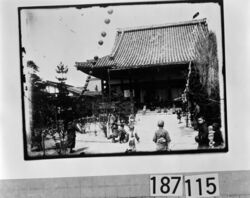 寺院前の子供たち / Children in Front of a Temple image
