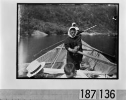 艪を漕ぐ船頭たち / Boatmen Rowing image