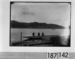 舟上の男性3人 / Three Men in a Boat image