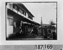 平安徳義会孤児院教室前の子供たち / Children in Front of the Classrooms at the Heian Tokugikai Orphanage image