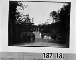 墓地に集まる人々 / People Gathering in a Cemetery image